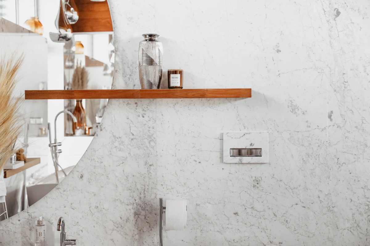 Bianco Carrara i Laminam Pietra di Savoia - Łazienka z marmuru