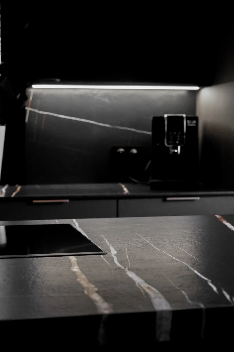Sahara Noir Laminam - Czarne blaty kuchenne