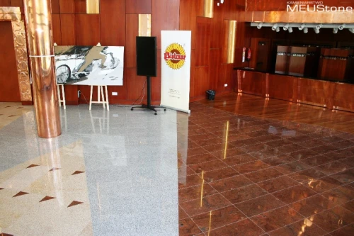 Posadzka z granitu Foyer