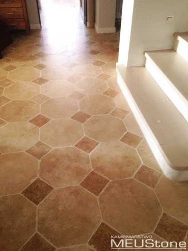 Posadzka z trawertynu MEUStone Trawertyn Classic Romano, Gialo Noce